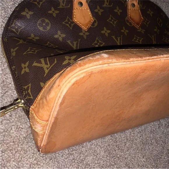 Louis Vuitton Alma Handbag - Picture 11 of 15